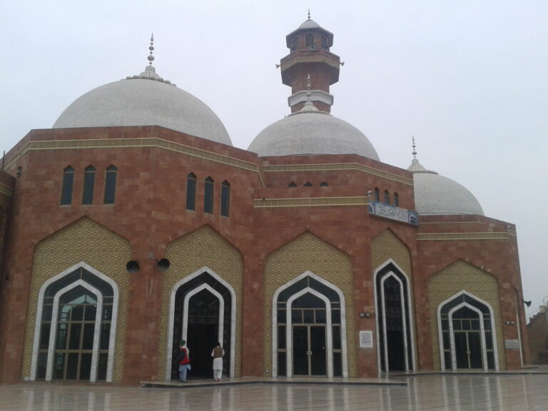 Mosque_Darbar_Hazrat_Baba_Farid_ud_Deen_Ganj_Shakar_Rahmatullah_Alaih_-_panoramio